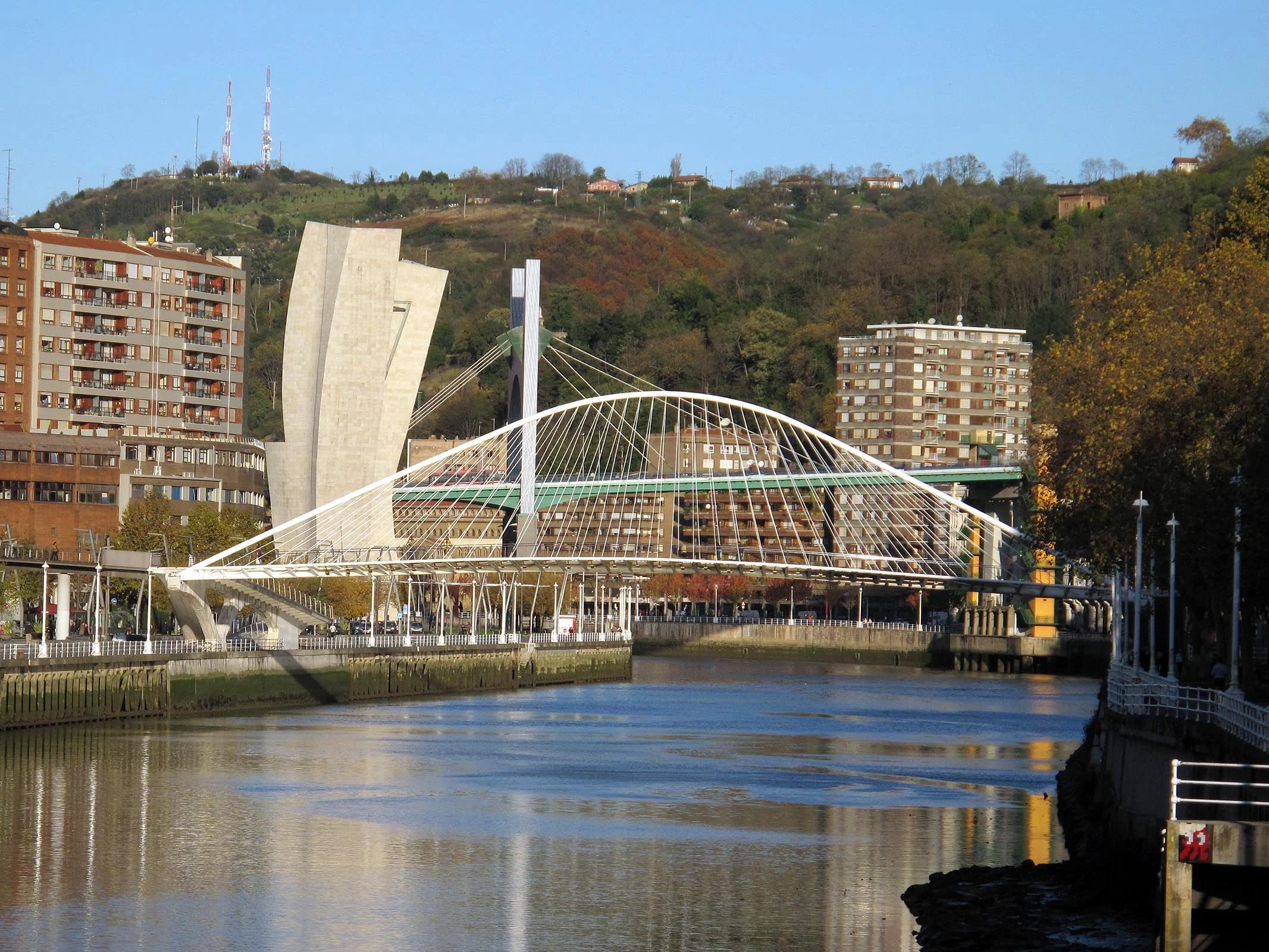 Imagen de Puente Zubizuri en Bilbao