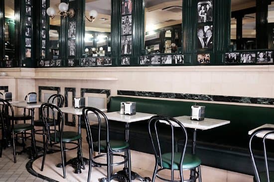 Interior de Chocolatería San Ginés