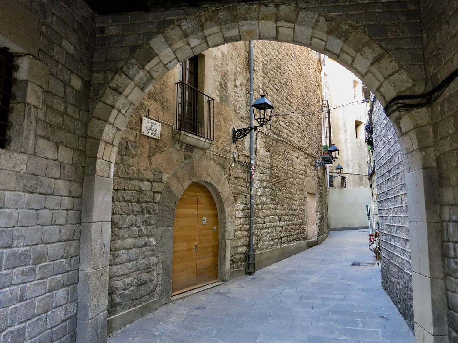 Plaça de Sant Felip Neri: historia grabada en piedra Barcelona