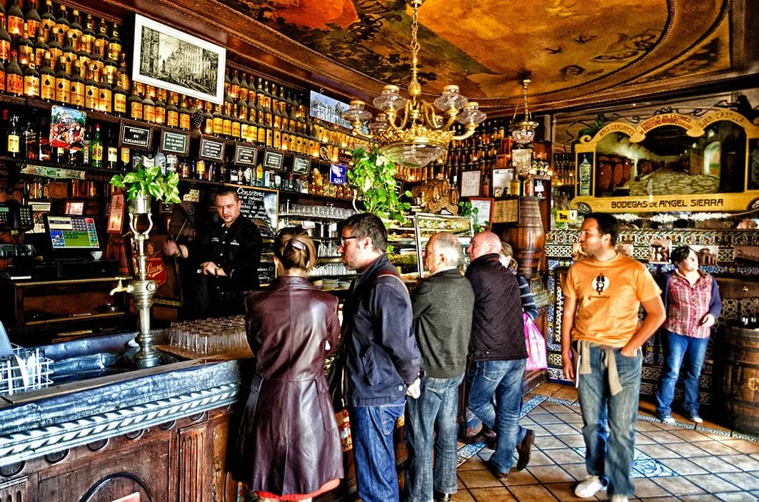 Barra y azulejos de Taberna Ángel Sierra